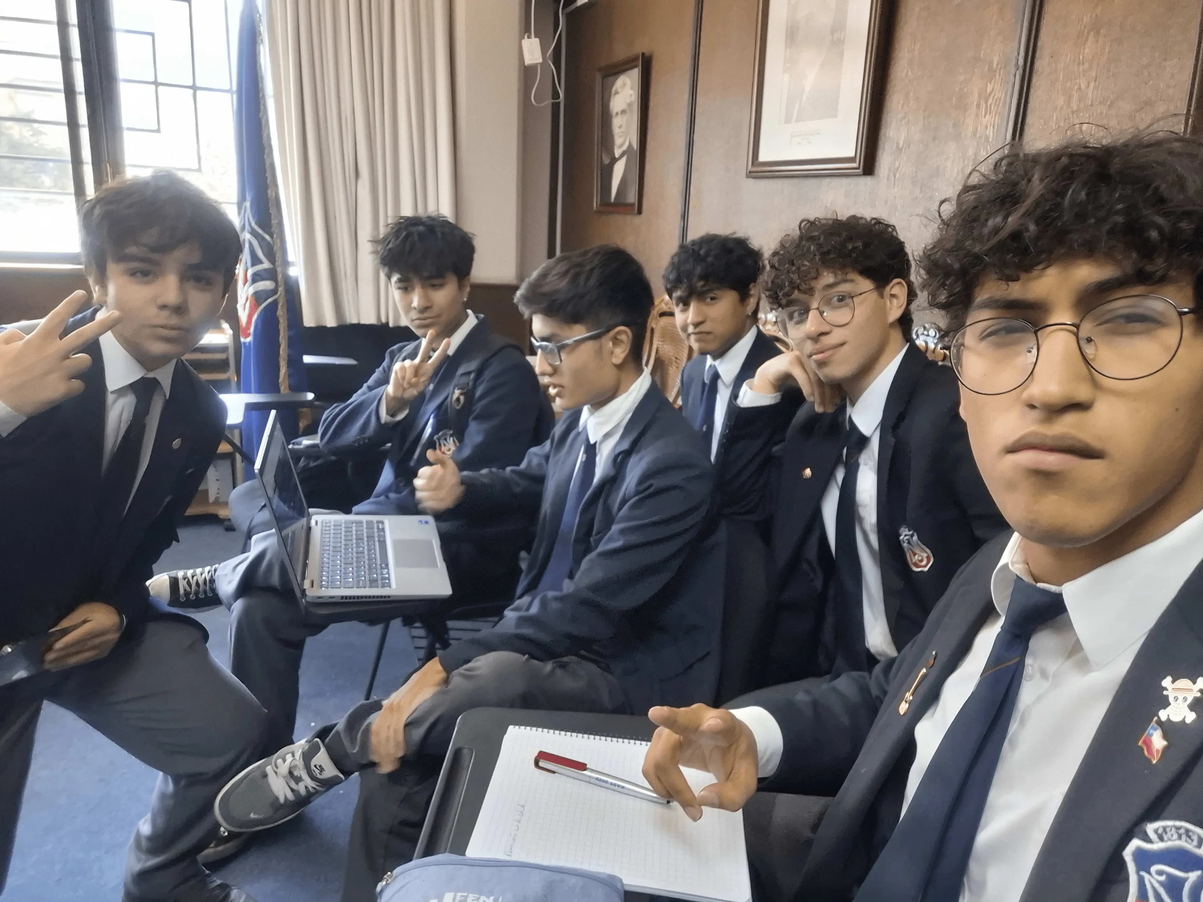 El equipo de trabajo de HiveYoung planificando la estrategia del primer Congreso.